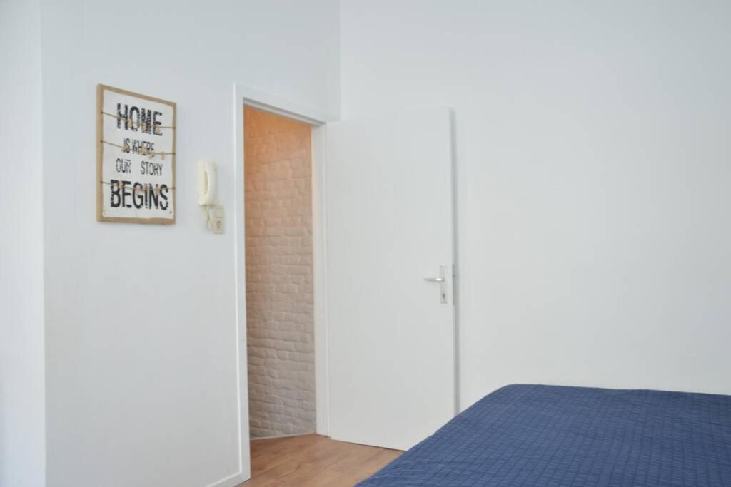 Awesome Studio In Marolles Apartment Брюксел Екстериор снимка